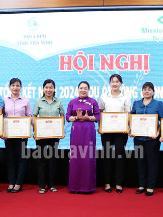 Khen_thuong_cac_tap_the_thuc_hien_tot_cong_tac_trien_khai_Du_an____Tang_cuong_kha_nang_chong_chiu_voi_BDKH_tinh_Tra_Vinh____nam_2024__327d0