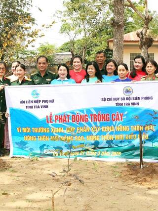 Lãnh_dao_Hoi_LHPN_cac_cap_va_Bo_doi_Bien_phong_chup_anh_luu_niem_sau_hoat_dong_trong_cay_vi_moi_truong_xanh__e0bf8